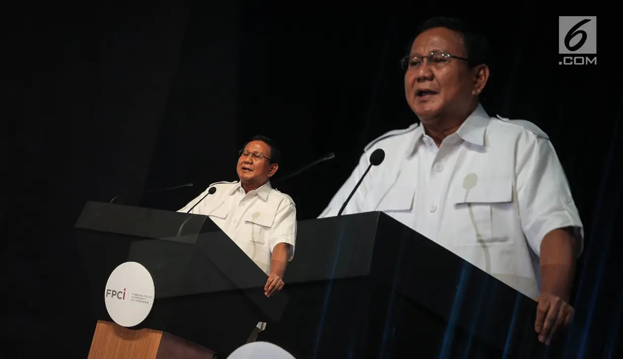 Ketua Umum Partai Gerindra Prabowo Subianto menyampaikan materi saat menjadi narasumber dalam Conference on Indonesia Foreign Policy 2017 di Jakarta, Sabtu (21/10). (Liputan6.com/Faizal Fanani)