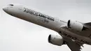 Pesawat penumpang Airbus A350-1000 XWB melakukan pertunjukan terbang di Farnborough Airshow, London, Inggris, Rabu (18/7). (Adrian DENNIS/AFP)