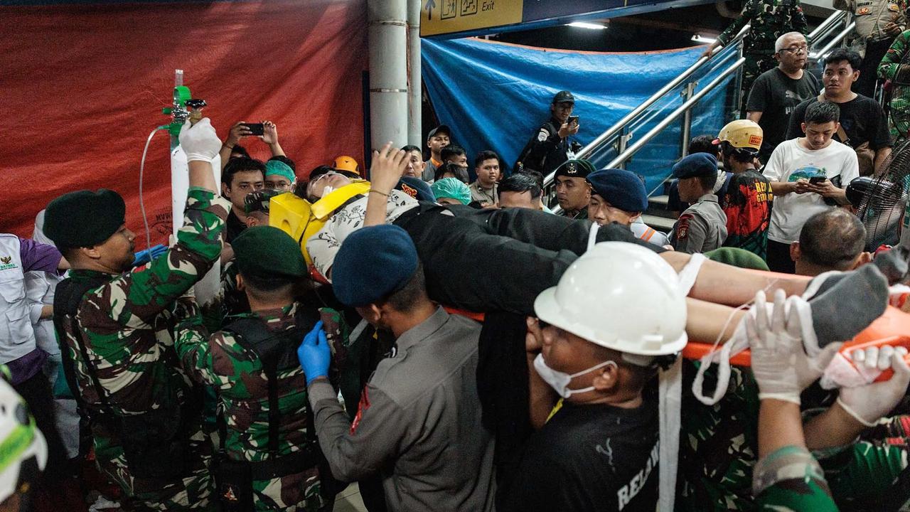 FOTO: Evakuasi Dramatis Korban Tabrakan Kereta di Bekasi Timur