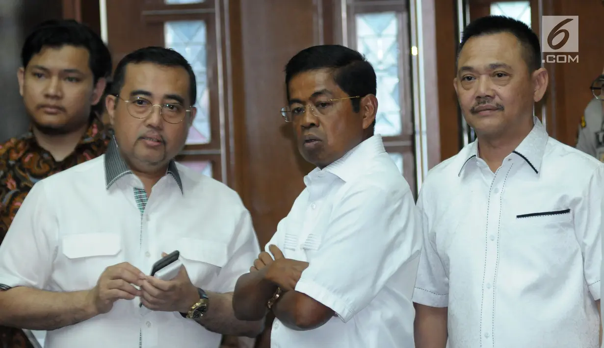 Mensos, Idrus Marham (kedua kanan) saat di ruang sidang pengadilan Tipikor jelang sidang tuntutan dugaan korupsi proyek e-KTP dengan terdakwa Setya Novanto, Jakarta, Kamis (29/3). Sidang mendengar pembacaan tuntutan. (Liputan6.com/Helmi Fithriansyah)