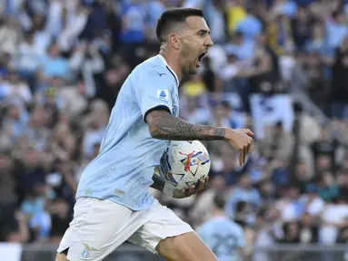 Pemain Lazio, Matias Vecino melakukan selebrasi setelah mencetak gol penyeimbang 1-1 ke gawang Juventus dalam laga lanjutan Liga Italia 2024/2025 di Olympic Stadium, Roma, Italia, Sabtu (10/05/2025) waktu setempat. (AP Photo/LaPresse/Fabrizio Corradetti)