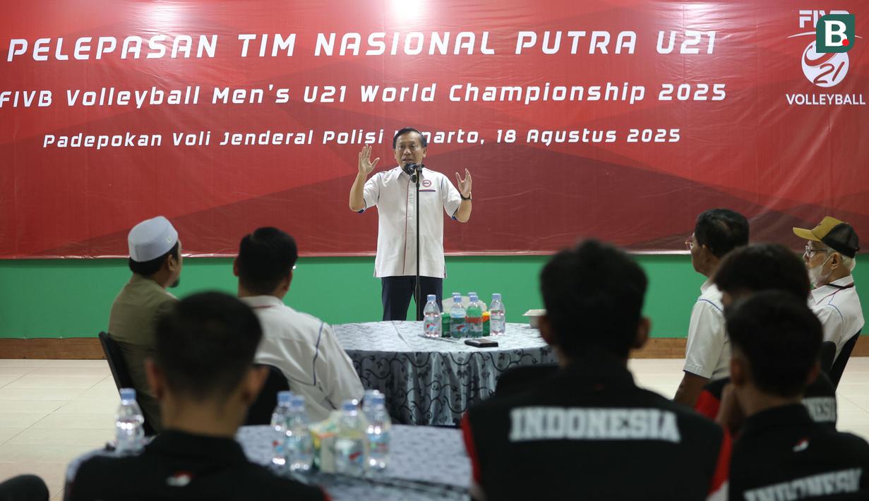 Ketua umum PBVSI, Imam Sudjarwo memberikan sambutan saat acara pelepasan Timnas Voli Putra Indonesia U-21 di Padepokan Voli Jenderal Polisi Kunarto, Sentul, Bogor, Senin (18/8/2025). Tim Merah Putih akan mengikuti Kejuaraan Dunia U-21 di China. (Bola.com/M Iqbal Ichsan)