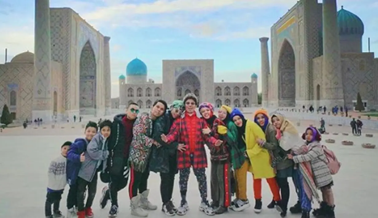 Liburan sekaligus berkunjung ke tempat religi. Gen Halilintar mengunjungi Masjid terindah di Samarkand, Uzbekistan. (Liputan6.com/IG/genhalilintar)