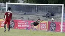 Kiper Unhas, Kahar, gagal menghalau bola yang masuk ke gawangnya saat melawan STIMED Nusa Palapa pada laga Torabika Campus Cup 2017 di Stadion UNM, Makassar, Rabu, (18/10/2017). STIMED Nusa Palapa menang 1-0 atas Unhas. (Bola.com/M Iqbal Ichsan)