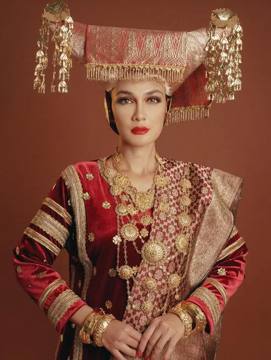 Selain lipstik warna deep, coral red lipstick seperti yang dikenakan Luna Maya juga dapat beri impresi elegan. [@winstongomez].