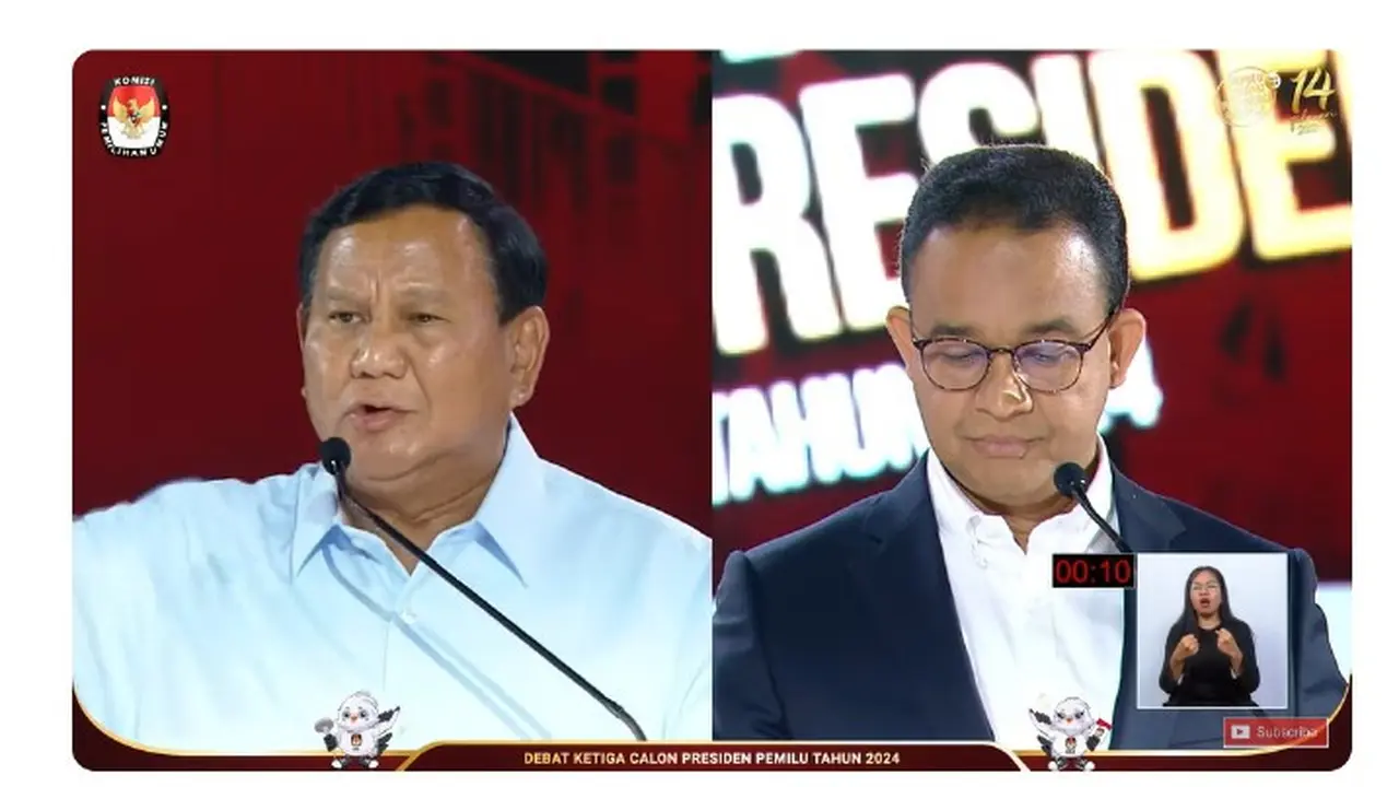 Calon presiden nomor 1 Anies Baswedan, dan capres nomor urut 2 Prabowo Subianto saat debat capres ketiga yang digelar KPU pada Minggu (7/1/2024) di Istora, Senayan, Jakarta.
