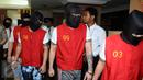 Sejumlah tersangka penipuan online menggunakan VOIP digiring petugas saat rilis di Mapolda Metro Jaya, Jakarta, Senin (1/2/2016). Polisi menahan 9 WNA serta 1 WNI dalam kasus ini. (Liputan6.com/Helmi Fithriansyah)