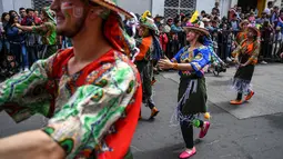 Orang-orang mengambil bagian dalam parade anak-anak "Carnavalito" selama Karnaval Hitam dan Putih di Pasto, Kolombia, Rabu (2/1). Ini juga merupakan Karnaval tertua di Amerika Selatan yang berasal dari zaman penjajahan Spanyol. (Juan BARRETO/AFP)