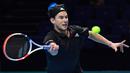 Petenis Austria, Dominic Thiem, mengembalikan bola ke arah lawannya, petenis Rusia, Daniil Medvedev dalam partai final tunggal putra Turnamen Tenis ATP Finals 2020 di O2 Arena, London, Inggris, Minggu (22/11/2020). Dominic Thiem kalah dengan skor 6-4, 6-7 (2), 4-6. (AFP/Glyn Kirk)