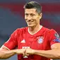 1. Robert Lewandowski - Lewandowski mampu menunjukan performa terbaiknya dan menjadi top skor sementara di kompetisi Liga Champions 2019/2020. Ketajaman penyerang asal Polandia menjadi kunci mesin gol Bayern Munchen di Liga Champions. (AFP/Tobias Schwarz)