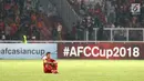 Pemain Persija, Ismed Sofyan duduk di lapangan usai dikalahkan Home United pada laga kedua Semifinal Zona Asia Tenggara Piala AFC 2018 di Stadion GBK, Jakarta, Selasa (15/5). Persija kalah 1-3. (Liputan6.com/Helmi Fithriansyah)