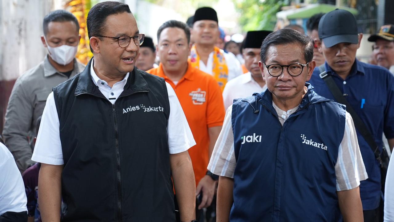 Pakai Rompi yang Sama, Anies Temani Pramono Blusukan di Kapuk