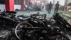 Petugas Lapas Narkotika Kelas III Langkat memeriksa kerusakan setelah kerusuhan di Langkat, Sumatera Utara, Kamis (16/5/2019). Akibat peristiwa kerusuhan yang dilakukan para narapidana di Lapas itu mengakibatkan tiga mobil petugas rusak terbakar dan ratus