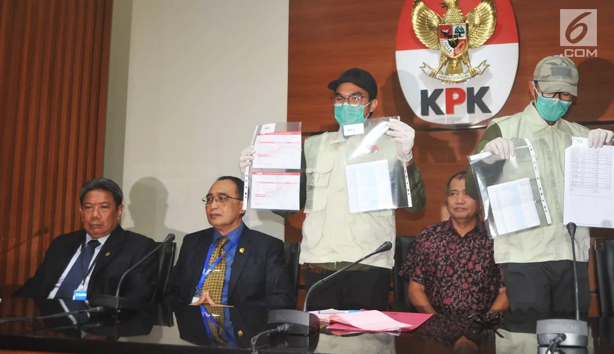 Barang bukti transfer ditunjukkan saat jumpa pers mengenai OTT di PN Jaksel, di KPK, Jakarta, Selasa (22/8). KPK menetapkan Panitera Pengganti PN Jaksel, Tarmizi, dan pengacara PT Aquamarine Divindo Inspection, Akhmad Zaini. (Liputan6.com/Helmi Afandi)