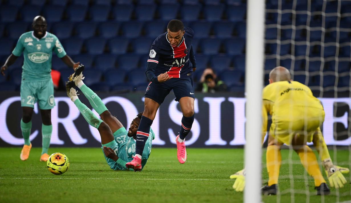 Penyerang PSG, Kylian Mbappe, berusaha mencetak gol ke gawang Angers pada laga lanjutan Liga Prancis di Parc des Princes Stadium, Sabtu (3/10/2020) dini hari WIB. PSG menang 6-1 atas Angers. (AFP/Franck Fife)
