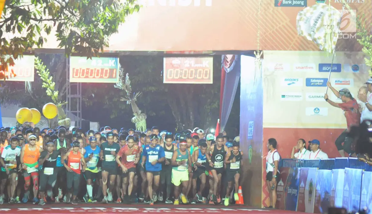 Peserta mengikuti Borobudur Marathon 2018 di Pelataran Taman Lumbini Borobudur Magelang, Minggu (18/11). Peserta Marathon terbagi 3 kategori, yakni Full Marathon 2.883 orang, Half Marathon 3.888 orang dan 10K sebanyak 2.901 orang. (Liputan6.com/Gholib)