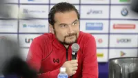 Pelatih Timnas Myanmar U-22, Velizar Popov dalam konferensi pers jelang laga di Stadion Rizal Memorial, Manila, Jumat (6/12/2019). (Bola.com/Zulfirdaus Harahap)