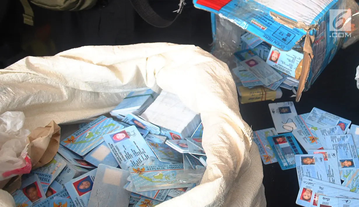 Barang bukti E-KTP yang tercecer saat konferensi pers di Mapolres Bogor, Cibinong (28/4). Saat ini E-KTP yang tercecer sebanyak satu dus dan seperempat karung  dijadikan barang bukti kepolisian Resort Bogor. (Merdeka.com/Arie Basuki)