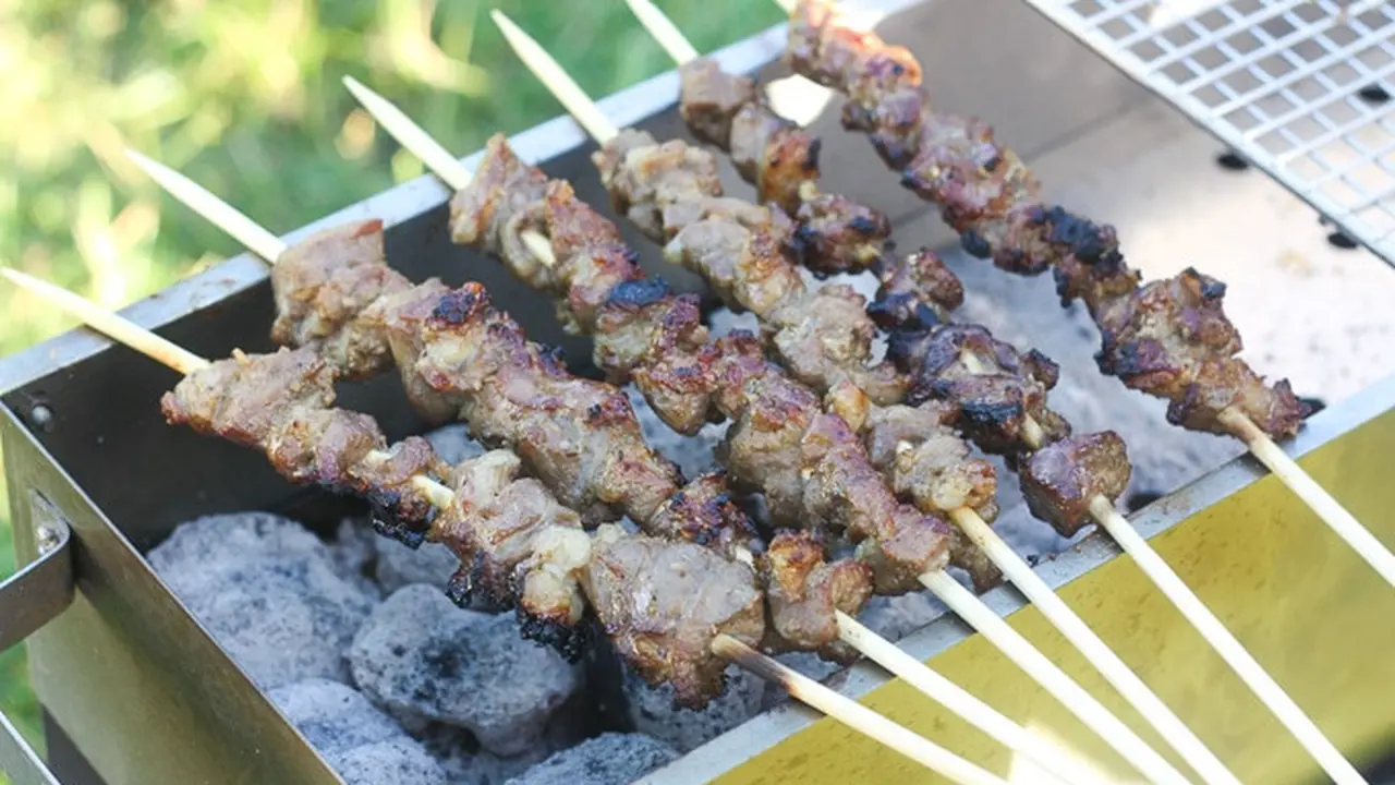 [Bintang] Makan Sate Kambing Saat Idul Adha Bikin Darah Tinggi, Benarkah?