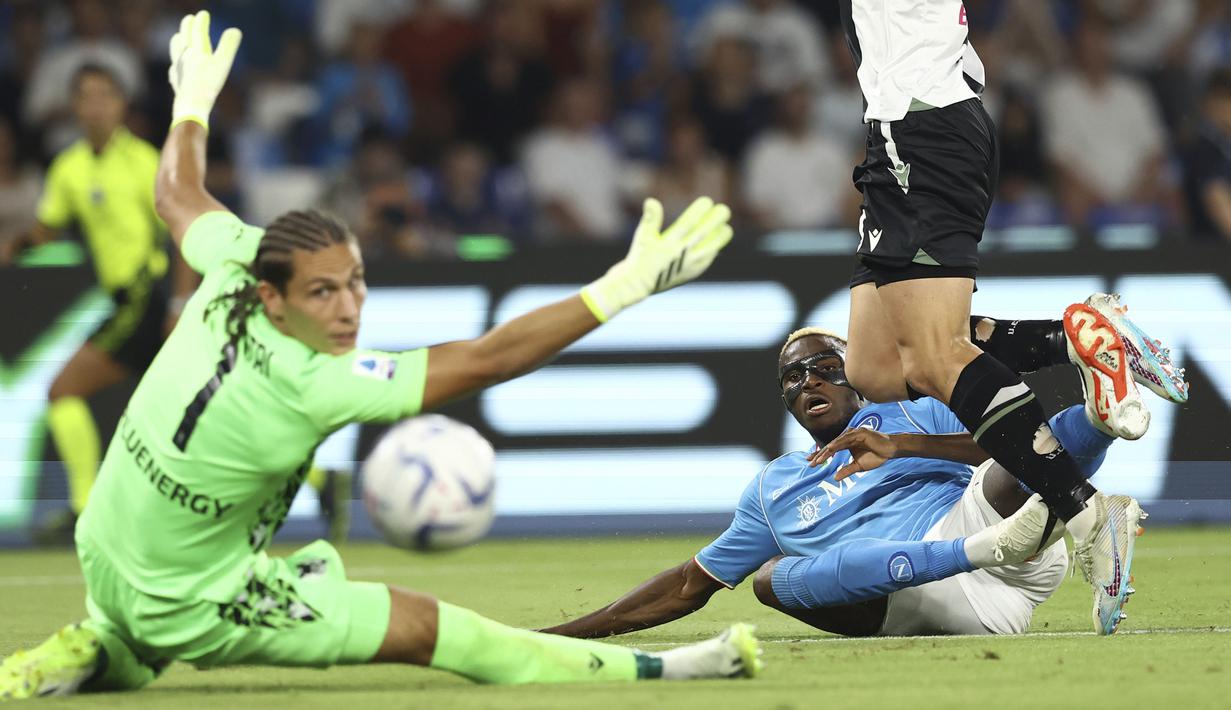 Pemain Napoli, Victor Osimhen, mencetak gol ke gawang Udinese pada laga liga Italia di Stadion Diego Armando Maradona, Kamis (28/9/2023). Napoli menang dengan skor 4-1. (Alessandro Garofalo/LaPresse via AP)
