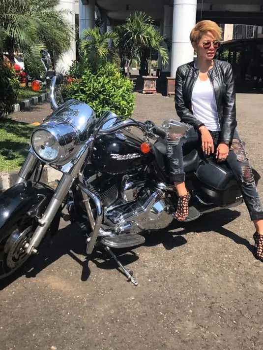 Sebelumnya sempat beredar kabar Nikita menikah siri dengan pengusaha Dipo Latief. Ketika dikonfirmasi terkait kabar tersebut, perempuan biasa disapa Niki memberikan jawaban mengambang. (Instagram/nikitamirzanimawardi_17)