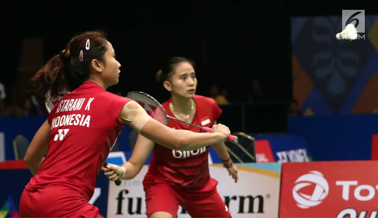Ganda Putri Indonesia, Anggita S Awanda/Ni Ketut Mahadewi mengembalikan kok ke arah Jung Kyung Eun/Shin Seung Chan di Babak Kedua Indonesia Open 2017, Jakarta, Jumat (16/6). Anggita/Ni Ketut menang 21-15, 12-21, 21-15. (Liputan6.com/Helmi Fithriansyah)