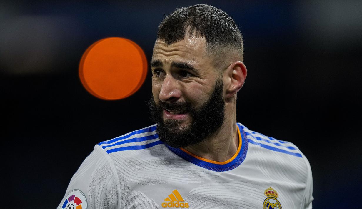 Sementara itu, Real Madrid yang hanya puas meraih satu poin tetap kokoh di puncak klasemen Liga Spanyol musim 2021/2022 dengan raihan 43 poin.(AP/Bernat Armangue)