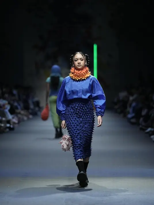 Naura Ayu juga berbagi catwalk dengan sang adik, Neona Ayu yang turut membawakan koleksi yang sama. Ini merupakan pengalaman pertama bagi sang adik untuk berjalan di atas catwalk.