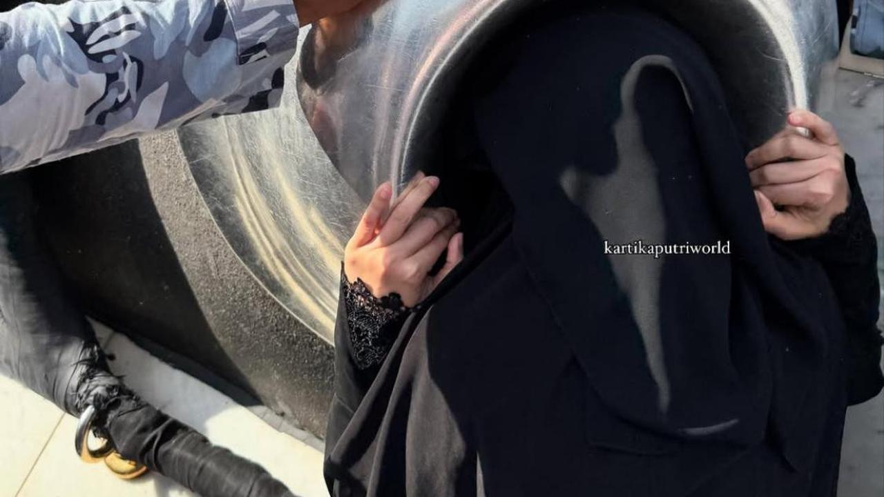 Dilarang Suami, Kartika Putri Akhirnya Mencium Hajar Aswad dengan Cara Tak Terduga