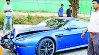 Pria bernama Ashish Sabharwal menabrakkan Aston Martin-nya hanya agar tidak menabrak anjing liar (Foto: Rushlane )