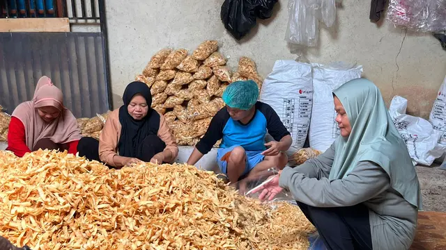 Aktivitas Produksi Keripik Cipuy Renyah