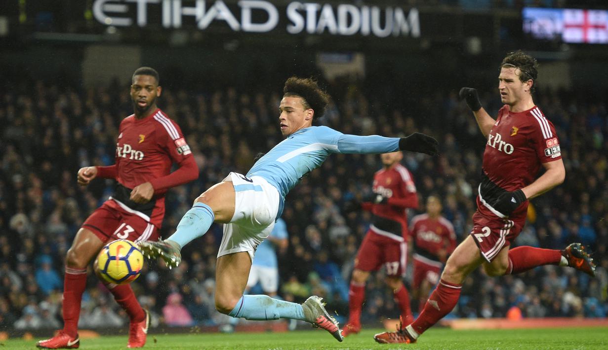 Pemain Manchester City, Leroy Sane (tengah) berusaha menjangkau bola saat melawan Watford pada lanjutan Premier League di Etihad stadium, Manchester, (2/1/2018).  City menang 3-1. (AFP/ Oli Scarff)