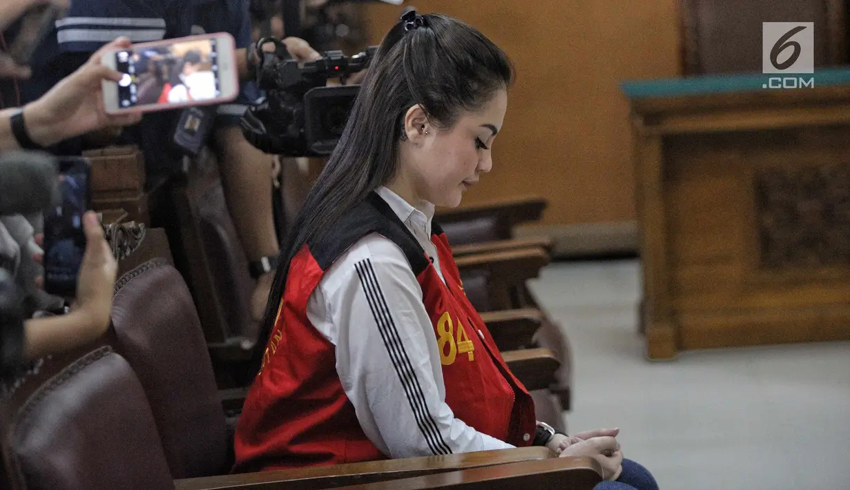 Terdakwa artis Jennifer Dunn menjalani sidang lanjutan di Pengadilan Negeri Jakarta Selatan, Jakarta, Senin (25/6). Sidang tersebut beragendakan pembacaan putusan. (Liputan6.com/Faizal Fanani)