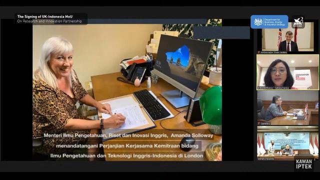 Menteri Ilmu Pengetahuan, Riset, dan Inovasi Inggris, Amanda Solloway MP, saat menandatangani perjanjian (MoU) kerjasama riset dan teknologi Inggris-Indonesia dalam webinar pada Rabu (5/8/2020) (Photo by: Kemenristek BRIN/British Embassy Jakarta)