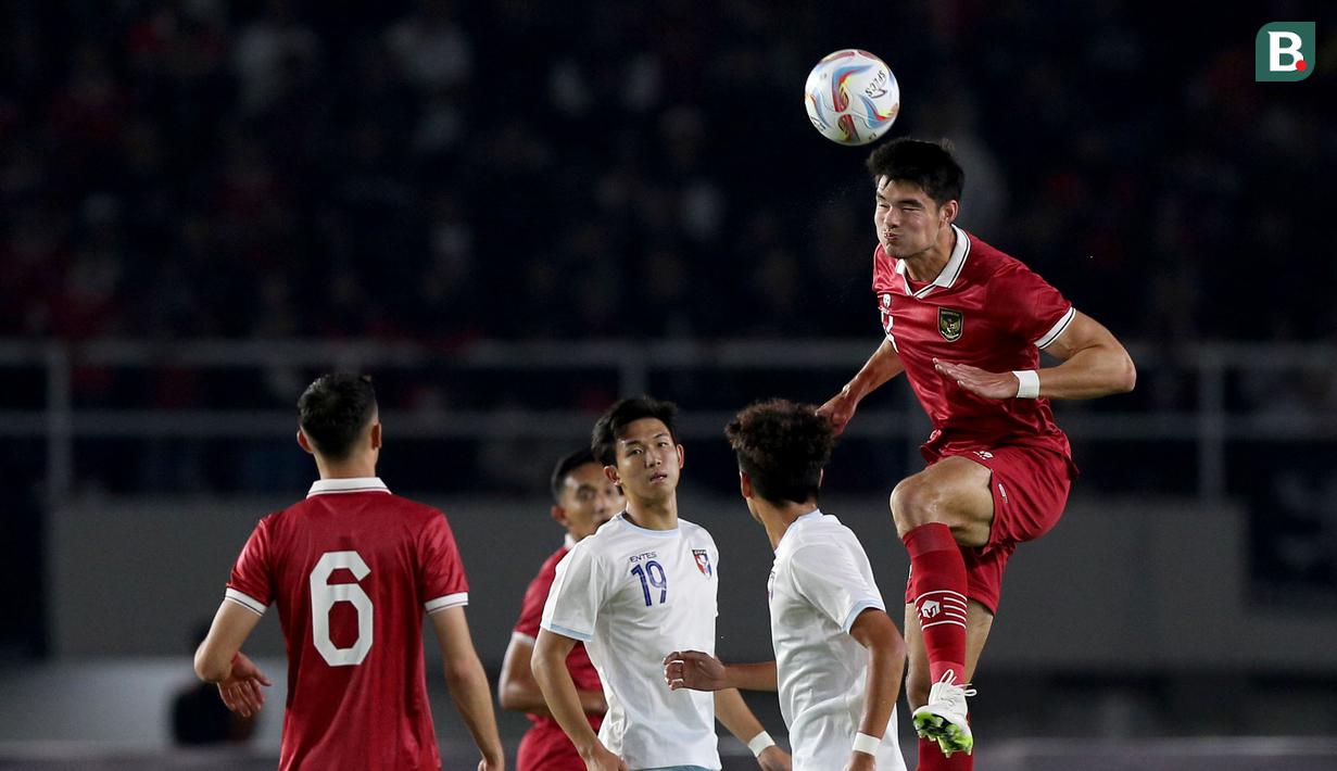 Pemain Timnas Indonesia U-23, Elkan Baggott (kanan), menghalau bola di udara dari tendangan pemain Chinese Taipei U-23 dalam pertandingan Grup K Kualifikasi Piala Asia U-23 2024 di Stadion Manahan, Solo, Sabtu (9/9/2023). (Bola.com/Arief Bagus Prasetiyo)