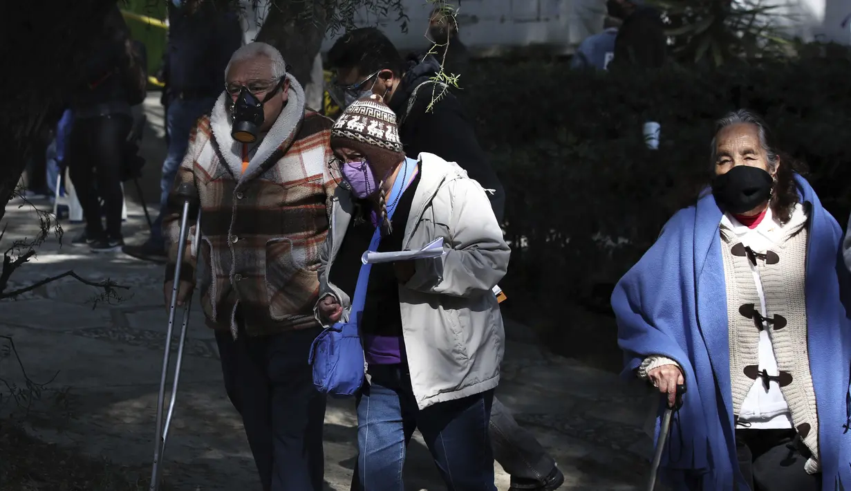 Para lansia menunggu untuk menerima vaksin COVID-19 AstraZeneca di daerah Magdalena Contreras di Mexico City, Senin (15/2/2021). Meksiko pada Senin, 15 Februari 2021, mulai melakukan vaksinasi massal Covid-19 pada jutaan warga lanjut usia. (AP/Marco Ugarte)