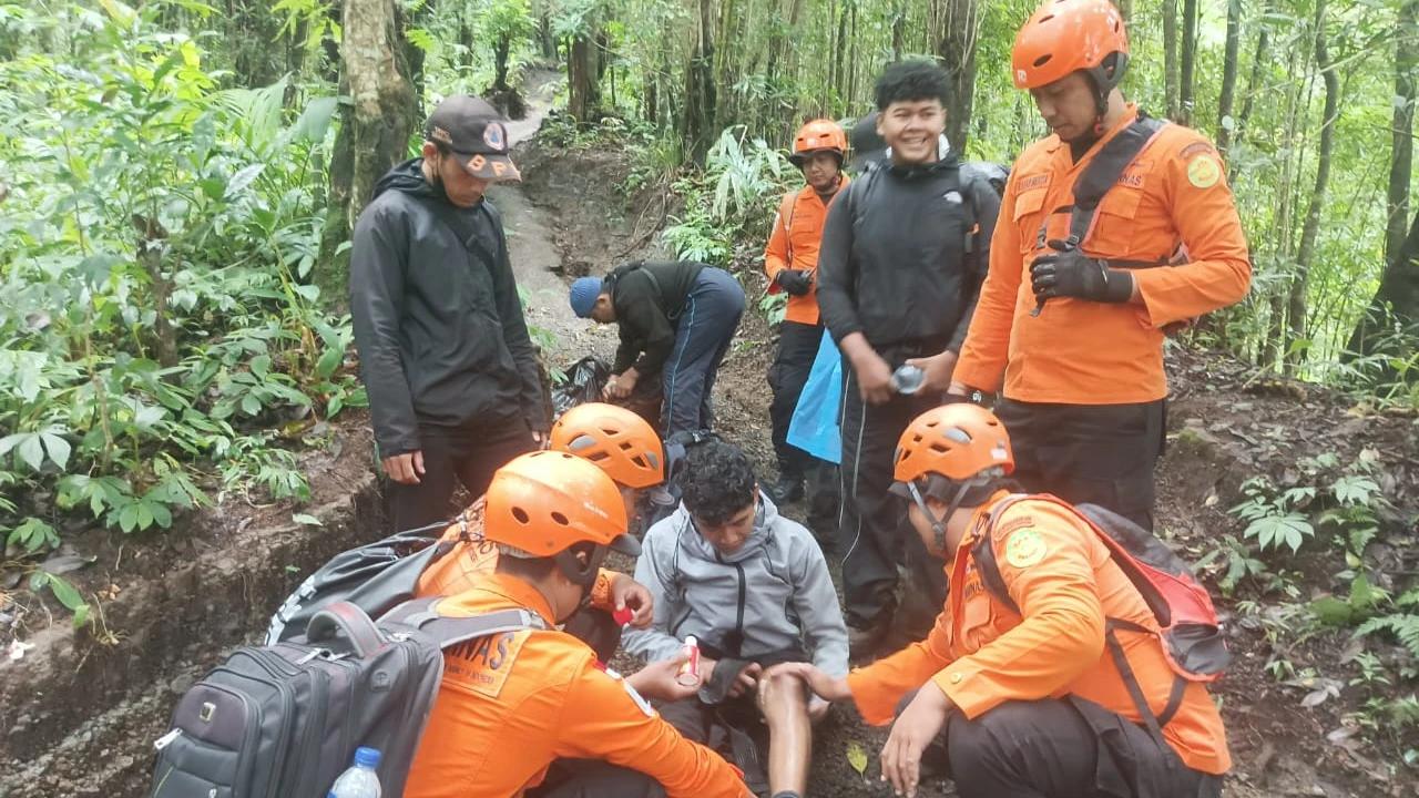 Terjebak Dingin di Gunung Agung, Pendaki 18 Tahun Diselamatkan Tim SAR Usai 'Dihadang' Hujan dan Kabut Tebal