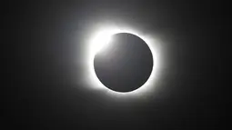 Bulan menutupi matahari selama gerhana matahari total di Piedra del Aguila, Argentina, Senin (14/12/2020). Gerhana matahari total terlihat dari wilayah Patagonia utara Argentina dan dari Araucania di Chile. (AP Photo/Natacha Pisarenko)