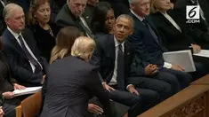 Kejadian unik terlihat saat Presiden Trump mendatangi acara penghormatan pada Presiden Bush. Trump hanya menyalami keluarga Obama tapi tidak keluarga Clinton.