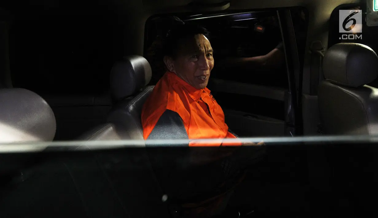 Bendahara Umum KONI, Jhonny E. Awuy memasuki mobil tahanan seusai menjalani pemeriksaan di gedung KPK, Jakarta, Kamis (20/12). KPK resmi menahan Jhonny E. Awuy setelah terjaring OTT terkait suap dana hibah dari Kemenpora ke KONI (Merdeka.com/Dwi Narwoko)