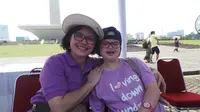 Ketua Umum dan Pendiri POTADS, Noni Fadhilah bersama putrinya Zeina Nabila usai acara perayaan World Down Syndrome Day di Lapangan Monas Jakarta. 
