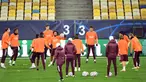 Para pemain Real Madrid mengikuti sesi latihan di Olympiyskiy Stadium, Kiev, Senin (30/11/2020), jelang laga matchday ke-5 Grup B Liga Champions 2020/21 menghadapi tuan rumah Shakhtar Donetsk, Selasa (1/12/2020). (AFP/Sergei Supinsky)