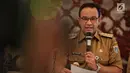 Gubernur DKI Jakarta Anies Baswedan memberi keterangan terkait pengambilalihan pengelolaan air di Gedung Balai Kota Jakarta, Senin (11/2). Pemprov DKI akan segera mengambil alih pengelolaan air dari pihak swasta. (Liputan6.com/Faizal Fanani)