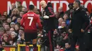 Striker Manchester United, Alexis Sanchez meninggalkan lapangan setelah mengalami cedera saat menghadapi Reading pada laga putaran ketiga Piala FA 2018/2019 di Old Trafford Stadium, Manchester (5/1/2019). Setelah sejak tengah musim 2016/2017 tak bertuan, nomor punggung 7 akhirnya dikenakan Alexis Sanchez saat didatangkan MU dari Arsenal pada tengah musim 2017/2018. Hanya bertahan 1,5 musim, Alexis Sanchez meninggalkan MU di akhir musim 2018/2019. (AFP/Oli Scarff)