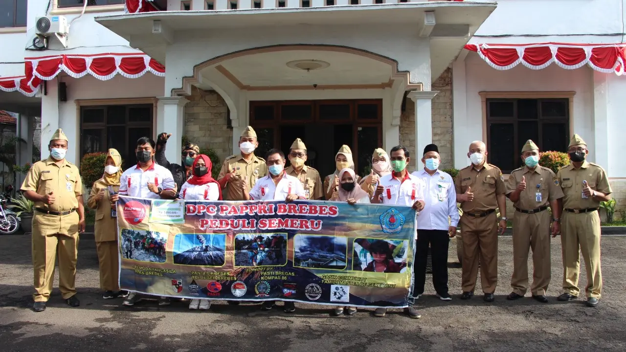 PAPPRI Kabupaten Brebes, Jawa Tengah menyerahkan hasil ngamennya kepada korban Erupsi Gunung Semeru. (Foto: pemkab Brebes/Liputan6.com)
