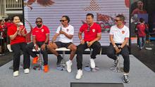 Empat legenda Timnas Indonesia melakukan talkshow di SUGBK jelang laga skuad Garuda versus Jepang di SUGBK pada Ronde 3 Grup C Kualifikasi Piala Dunia 2026 Zona Asia hari Jumat (15/11/2024) malam WIB. Keempat legenda Timnas Indonesia yang dimaksud adalah Okto Maniani, Rochy Putiray, Hamka Hamzah, dan Ismed Sofyan. (Muhammad Adiyaksa/Bola.com)