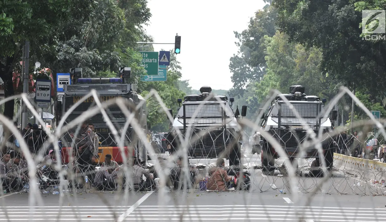 Kawat berduri dipasangkan di depan Gedung Mahkamah Konstitusi (MK), Jakarta, Rabu (26/6/2019). Kepolisian memperketat penjagaan di sekitar Gedung MK dengan kawat berduri, kendaraan lapis baja, serta ratusan personel. (merdeka.com/Iqbal S. Nugroho)