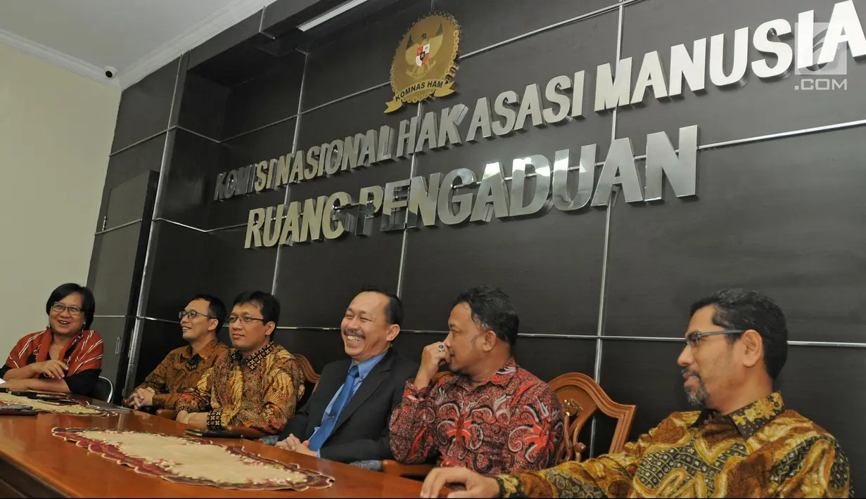 Suasana saat Ketua Komnas HAM Ahmad Taufan (tengah) bersama jajaran komisioner saat jumpa pers di Jakarta, Senin (5/2). Jumpa pers dilakukan usai pertemuan tertutup dengan Komisaris HAM PBB HE Zeid Ra'ad Al Hussein. (Liputan6.com/Herman Zakharia)