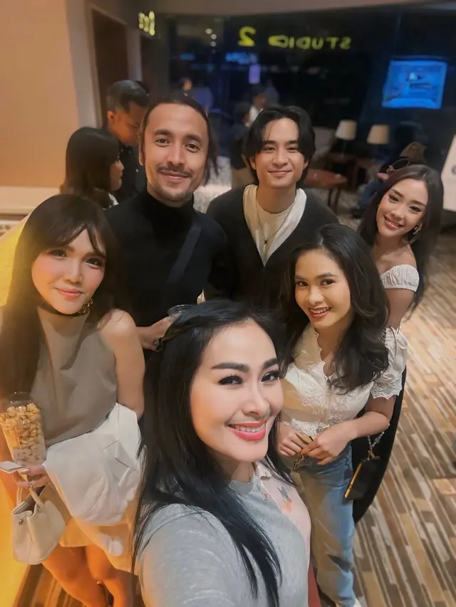 Deretan Artis Hadir di Gala Premiere Esok Tanpa Ibu, Film Terbaru Dian Sastro