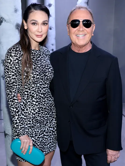 <p>Luna Maya (kiri) dan Michael Kors menghadiri Michael Kors Collection Fall/Winter 2023 Runway Show di New York City, Amerika Serikat, 15 Februari 2023. Selain memuji kecantikannya, para penggemar juga banyak memberi apresiasi atas kehadiran Luna Maya pada perhelatan fashion tersebut. (Dimitrios Kambouris/Getty Images for Michael Kors/AFP)</p>